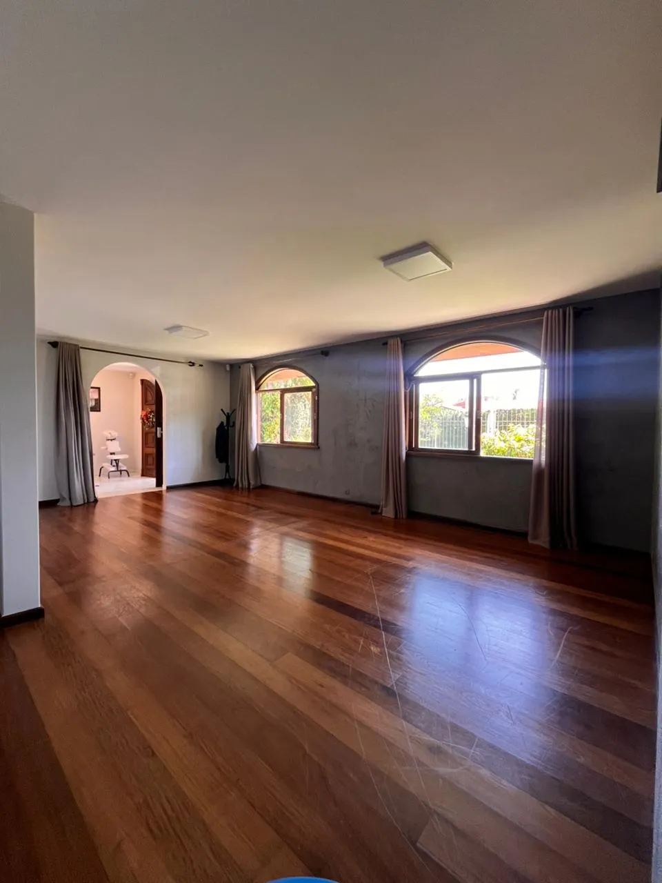 Estúdio de Mat Pilates com iluminação suave